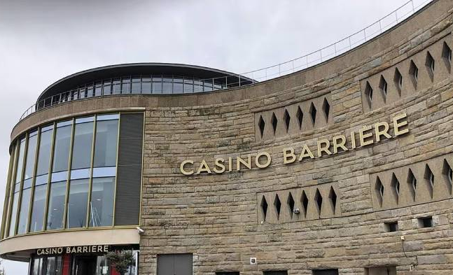 UN ÉTUDIANT REMPORTE LA SOMME DE 352 472€ AU CASINO BARRIÈRE DE SAINT-MALO !.jpg